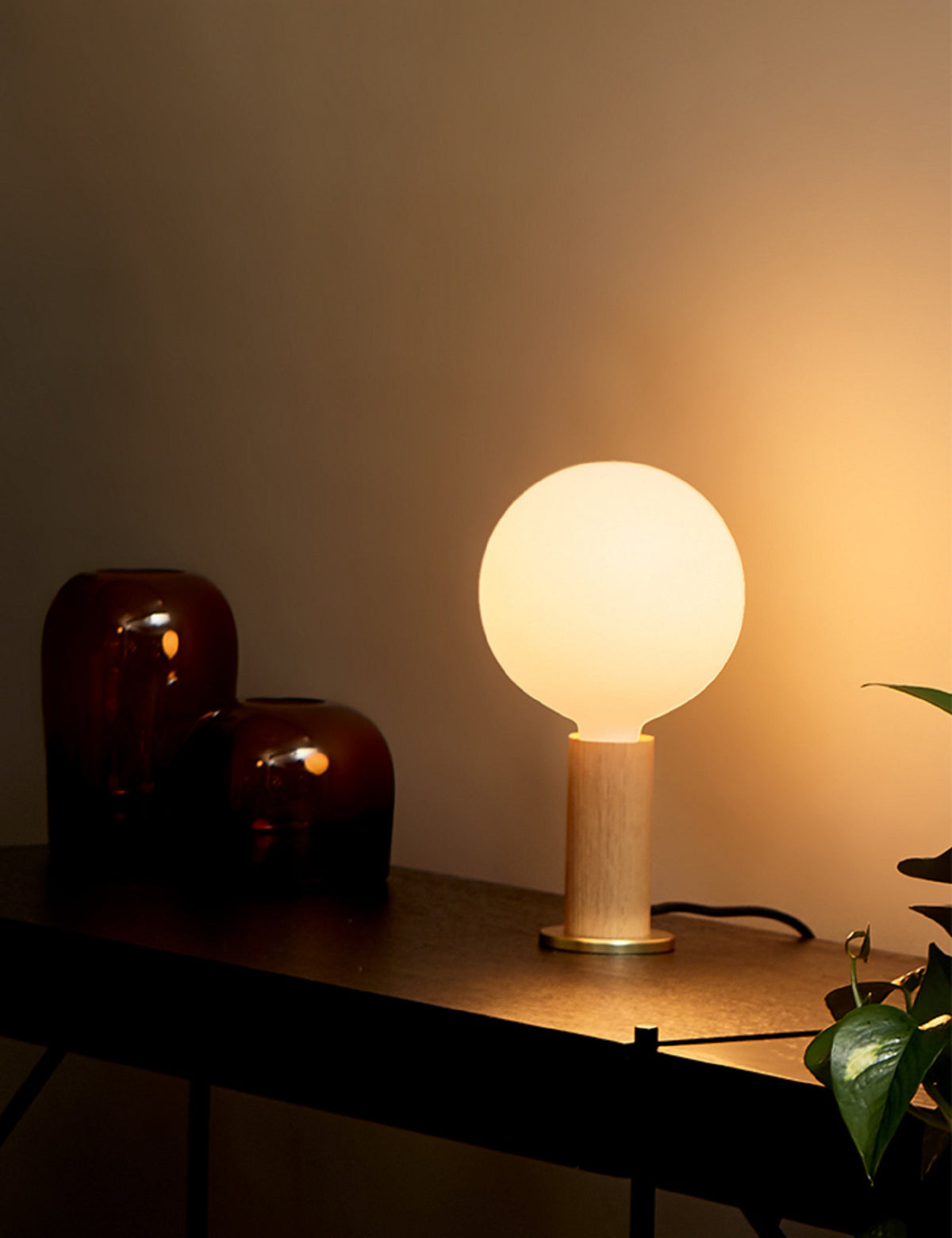 Knuckle Table Lamp with Sphere IV oak finish product view 10